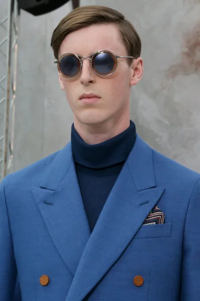 Look 18